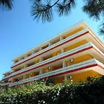 Apartman Elegant Seafront In *
