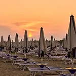 公寓 Elegant Seafront In